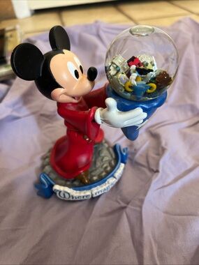 DISNEY MICKEY MOUSE FANTASIA WHERE MAGIC LIVES DISNEY PARKS 6" SNOWGLOBE FIGURE